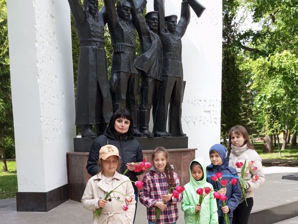 Возложение цветов к памятнику Героям Гражданской войны.