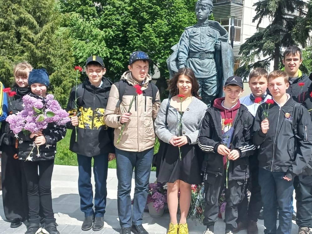 Возложение цветов к памятникам и стелам героев Великой Отечественной войны.