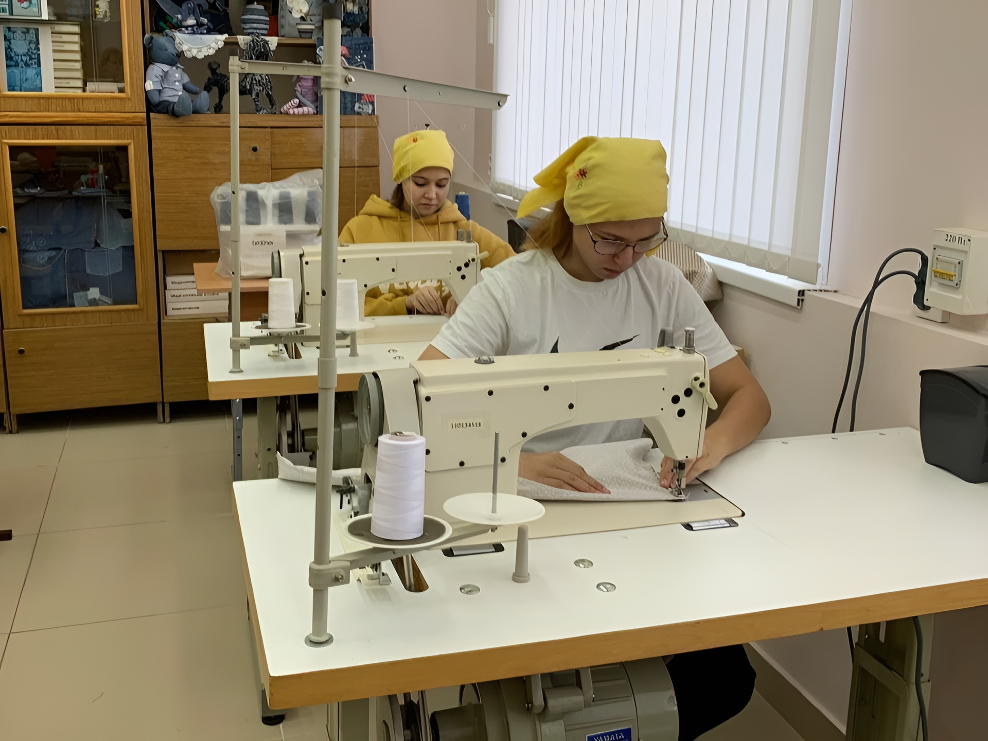 Шьют на промышленных швейных машинах